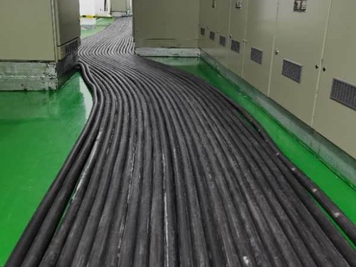 崆峒如何根据理论计算公式计算温度对特定电压测量结果的影响？